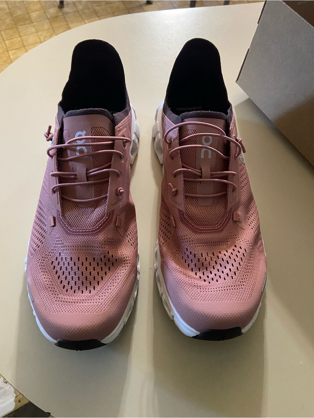 On Cloud 6 Coast Women’s Running Shoes in Dusty Pink size 11 lightly worn